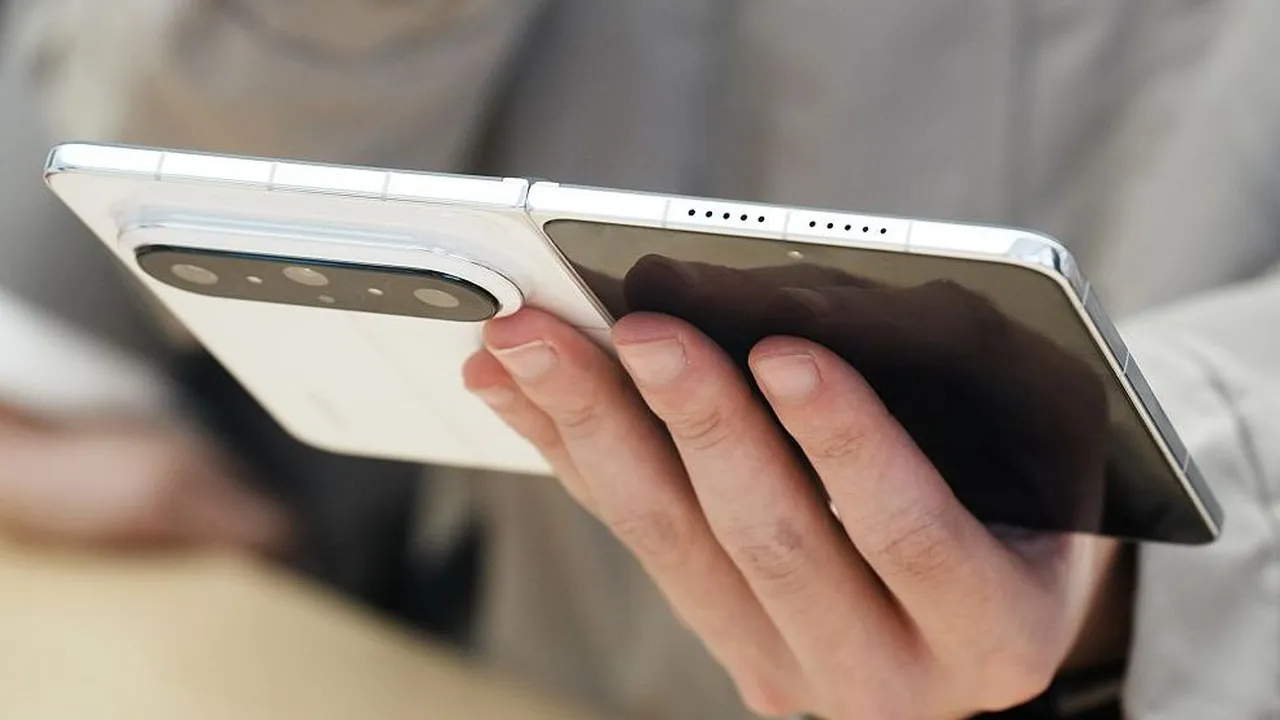 هاتف iPhone Ultra قد يجذب الملايين من محبي Apple بفضل تصميمه القابل للطي